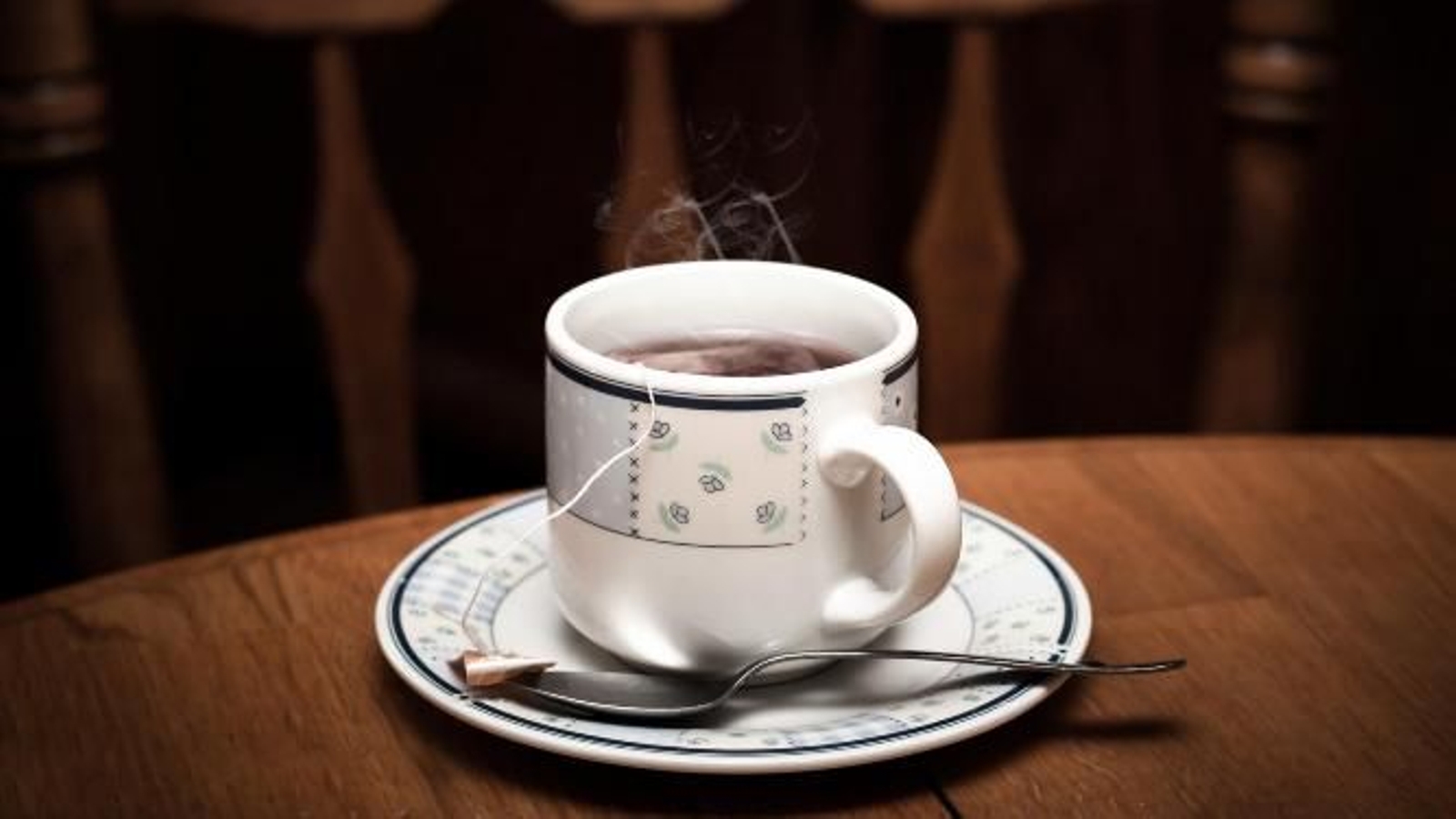 Una taza de té caliente.