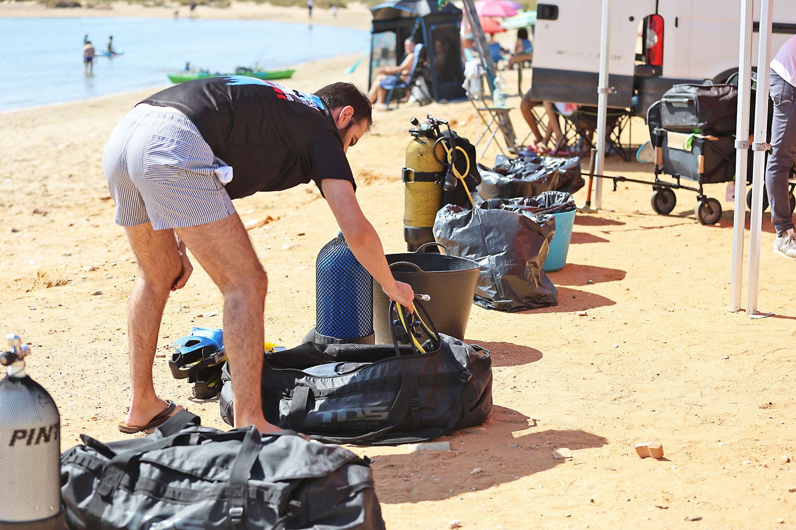 Imágenes de la gran recogida de residuos abandonados en el marco de la octava edición de '1m2 contra la basuraleza'. En la playa de la Canaleta.