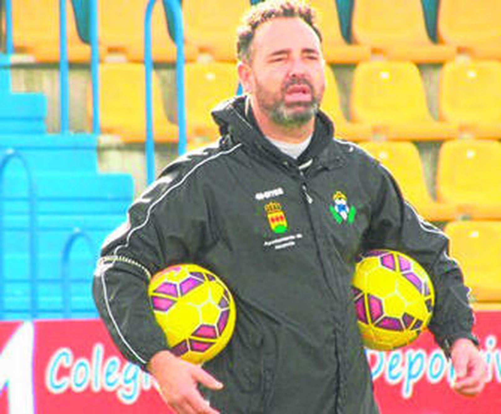 Pepe Bordalás, técnico del Alcorcón, sujeta dos balones en un entrenamiento.