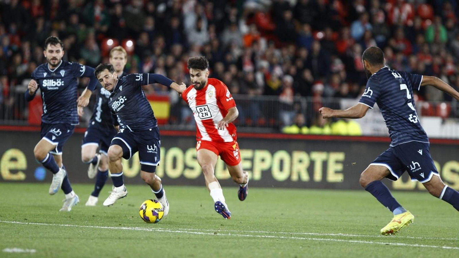 Arnau Puigmal avanza en el encuentro contra los amarillos de la primera vuelta.
