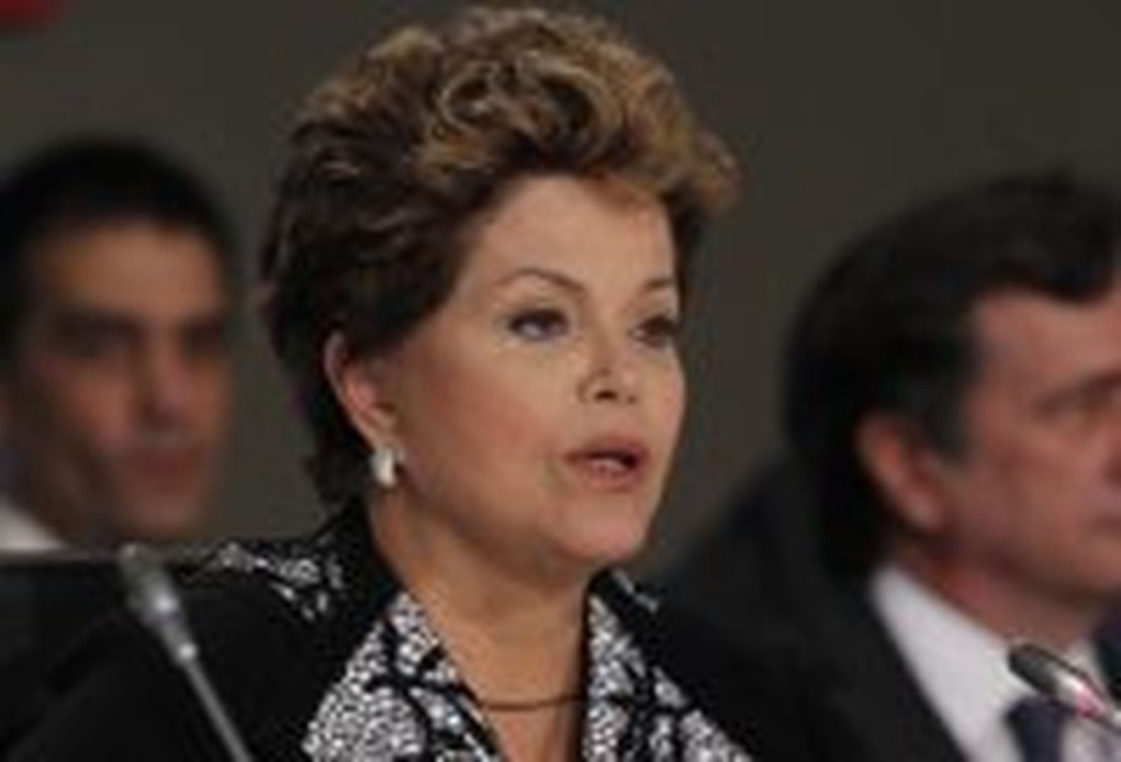 Rousseff: "la confianza no se construye solamente con sacrificios"