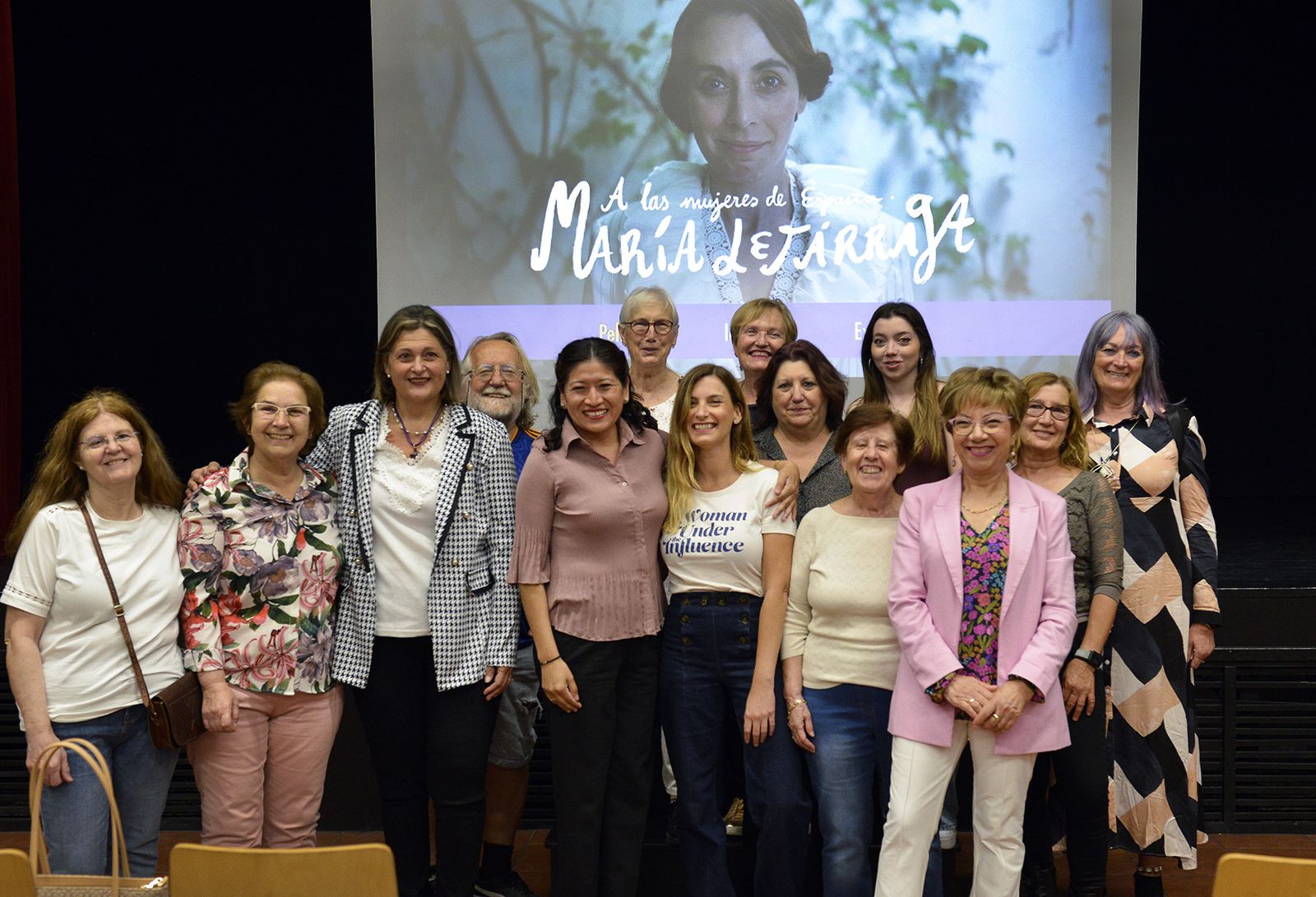 La directora del documental y las responsables municipales con la imagen de María Lejárraga al fondo.