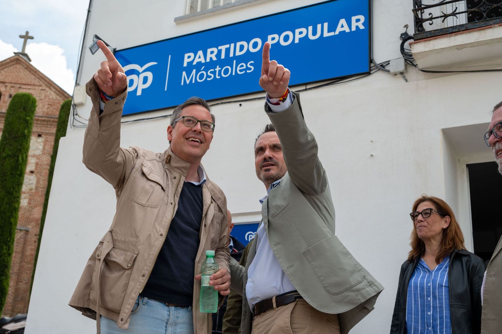 El secretario general del PP de Madrid, Alfonso Serrano, y el alcalde de Móstoles , Manuel Bautista.