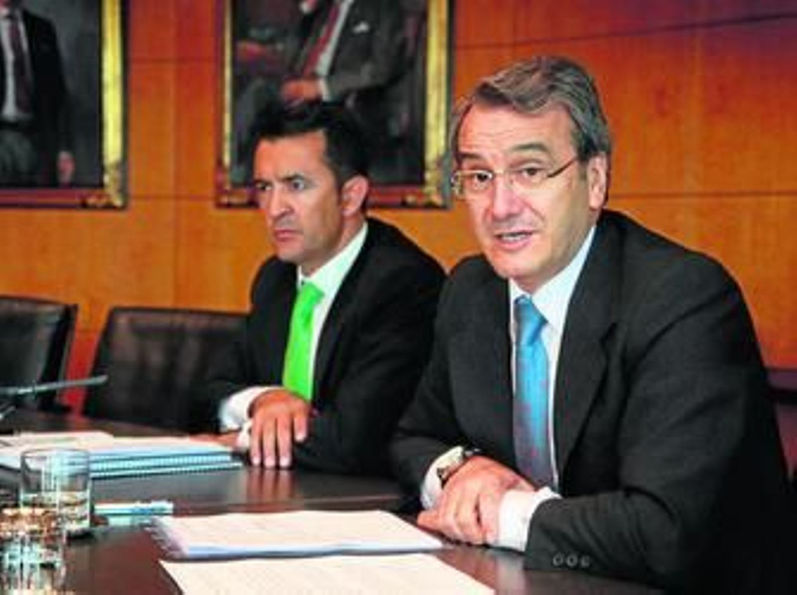 Antonio León, presidente de Caja Rural, junto a Dimas Rodríguez, director general de la entidad.