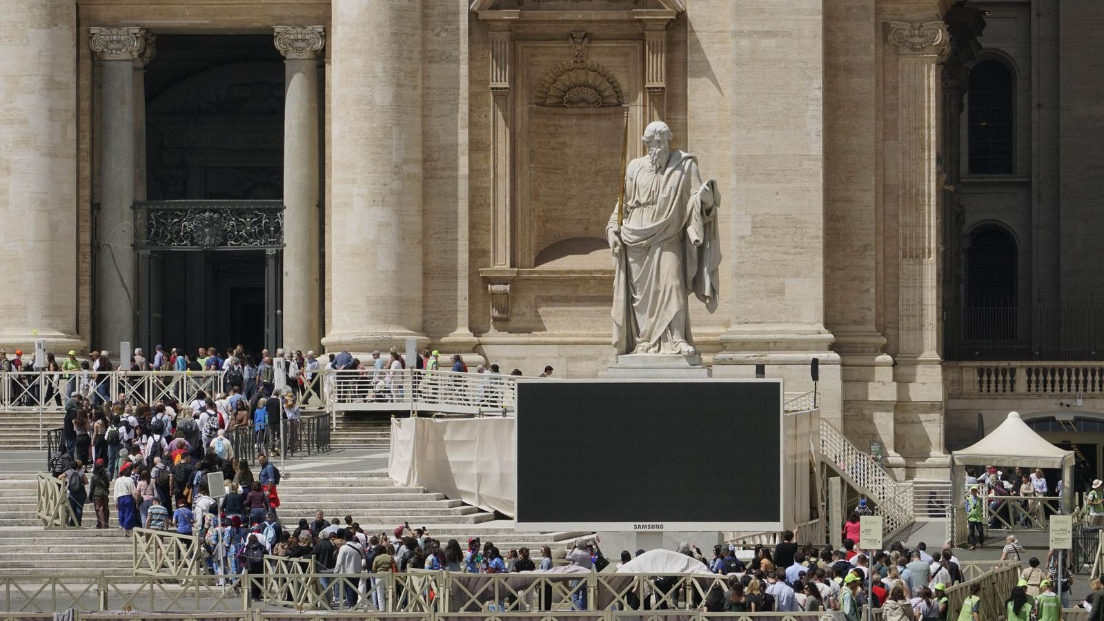 Las imágenes de las vísperas del cónclave en la Plaza de San Pedro del Vaticano