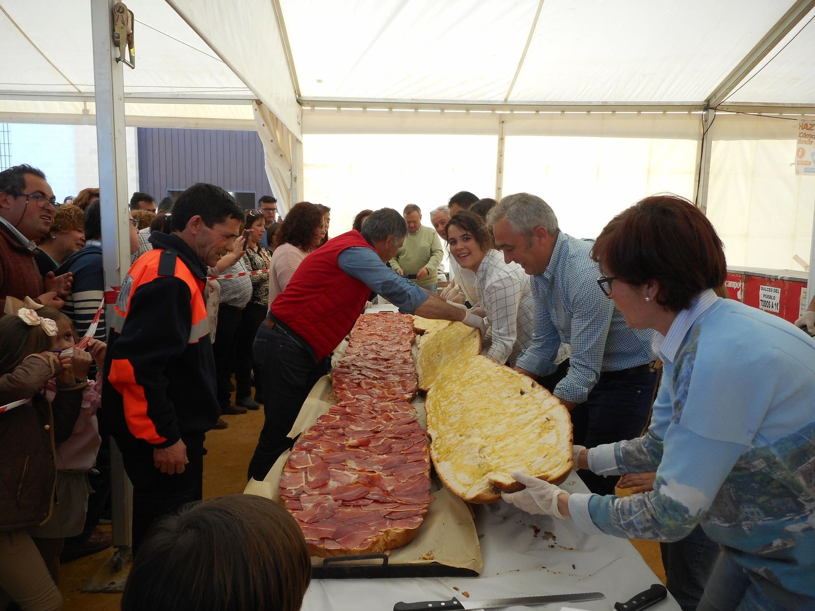 1. La degustación del bocadillo gigante es uno de los momentos más esperados del evento, aunque también se podrán degustar diferentes platos cuyo principal ingrediente es el pan. 2. Expositor repleto de piezas de pan de una edición pasada.