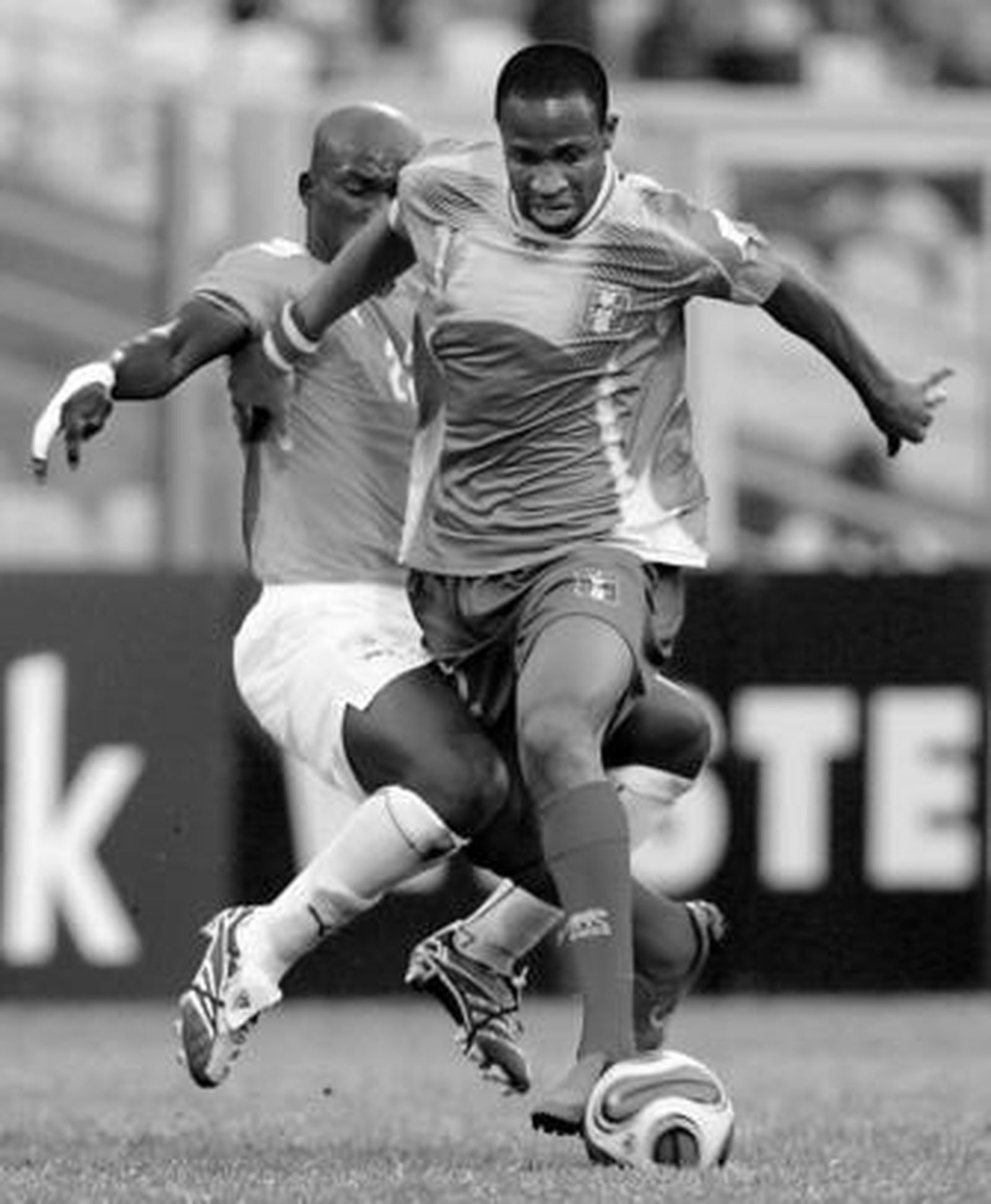 El sevillista Keita conduce el balón ante un jugador de Costa de Marfil.