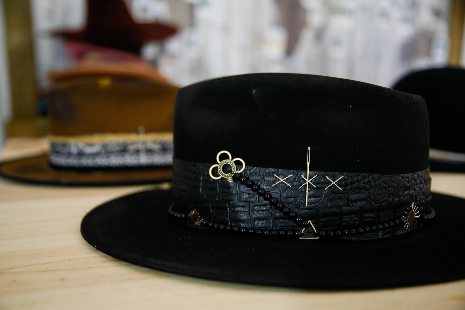 Imágenes del proceso creativo en sombreros de Alejandro Mateo