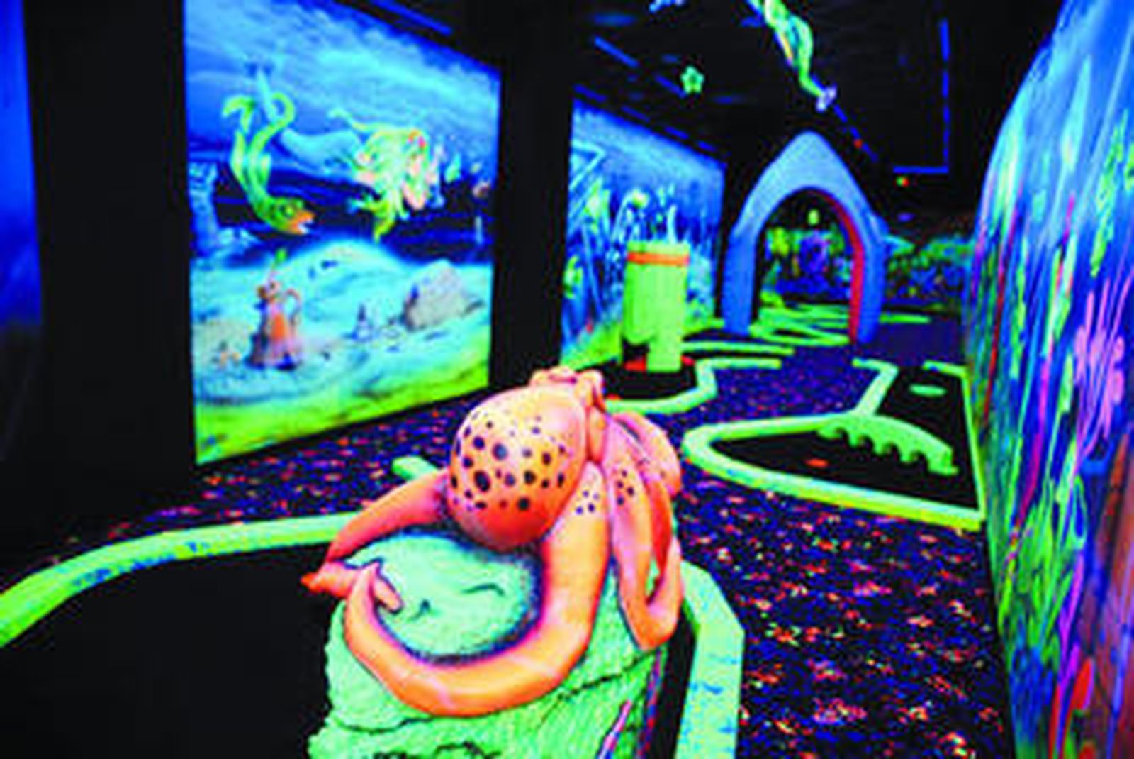 Vista de varios de los hoyos a los que se puede jugar en el minigolf de Vid Bowling en Málaga Nostrum.