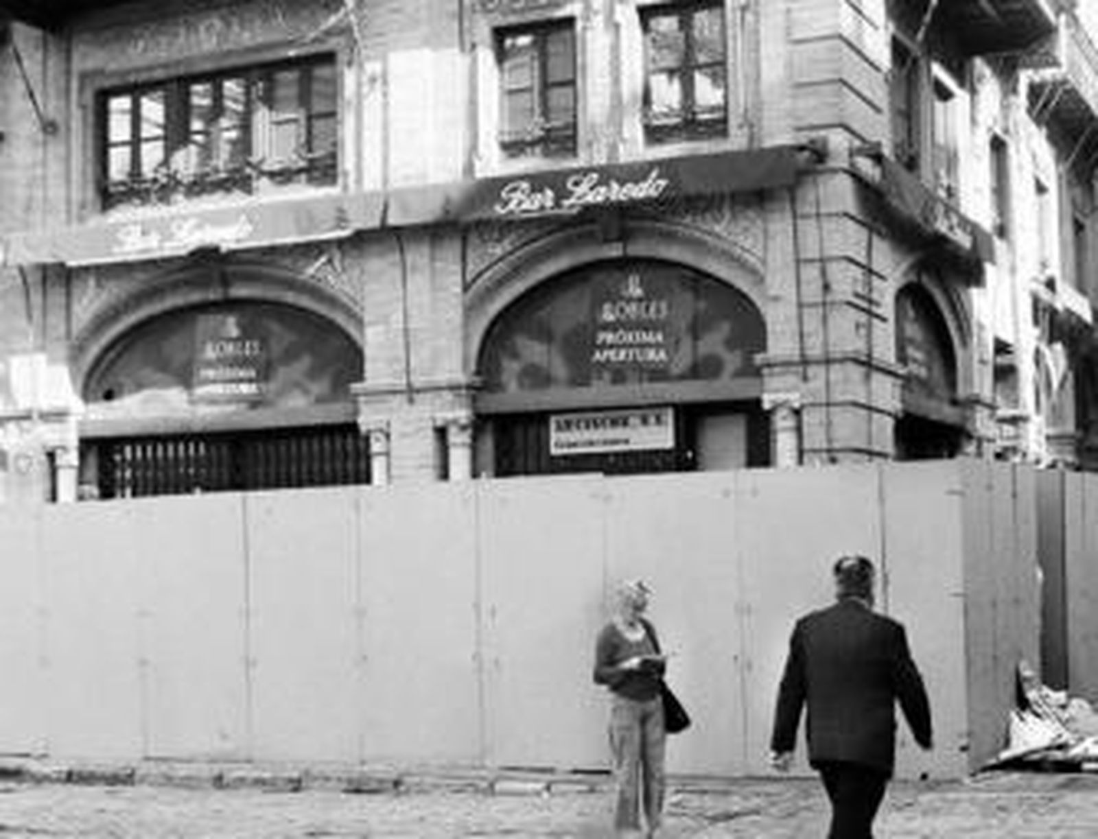 El cajón de obras del bar Laredo impide ver las actuaciones que se llevan a cabo en su interior.