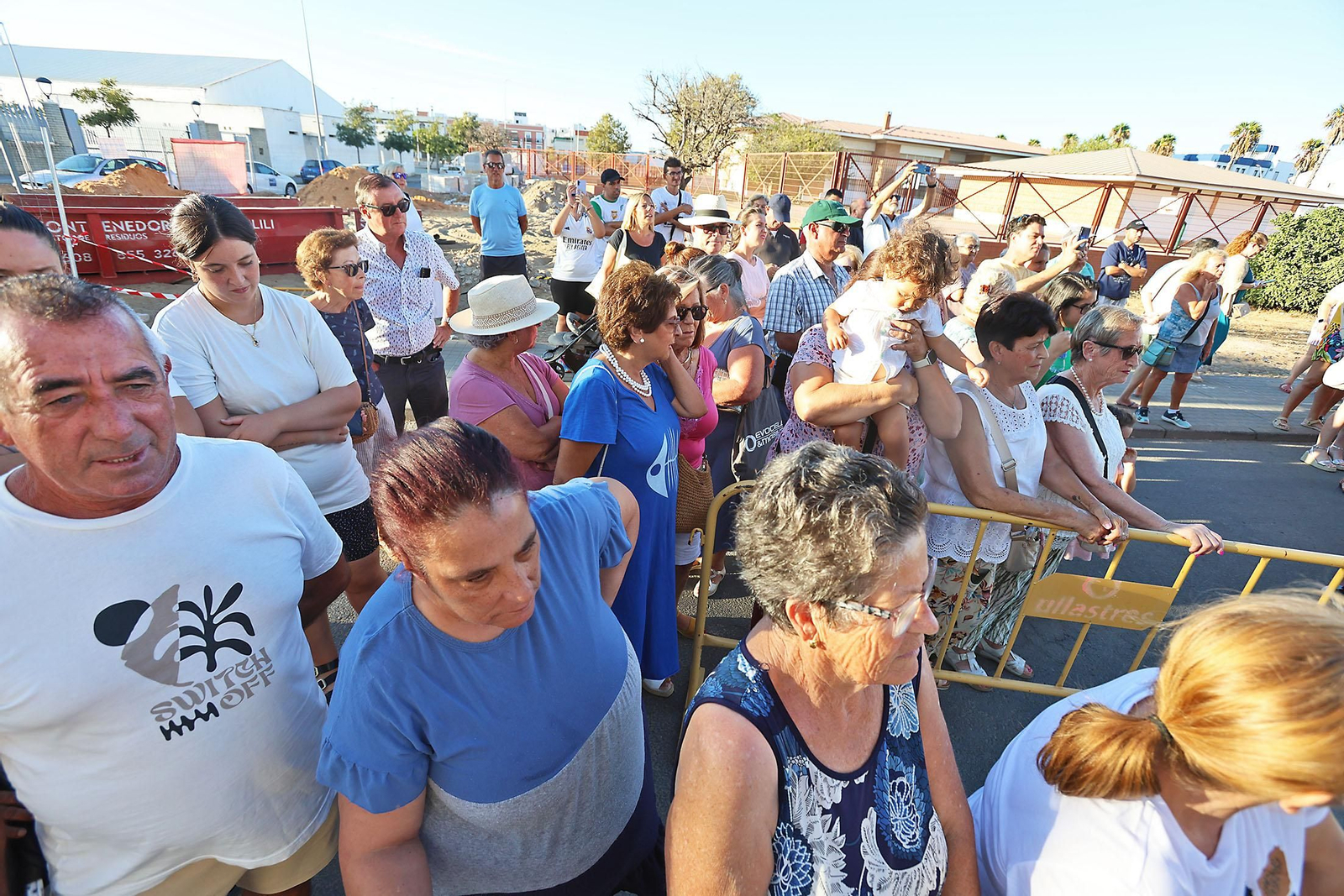 Imágenes de la inauguración del mural homenaje a Manuel Carrasco en Isla Cristina
