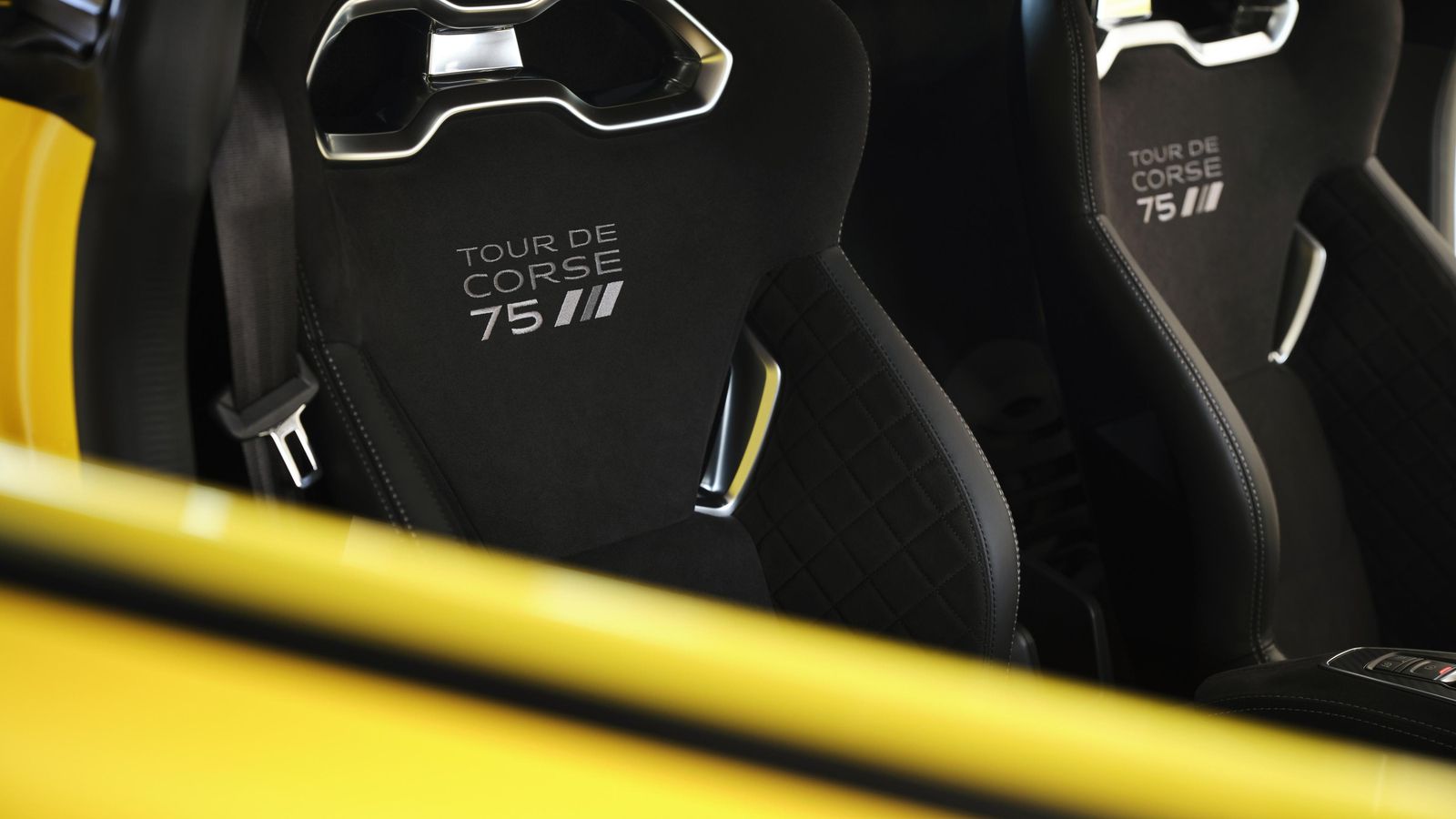 Los baquets específicos de esta versión son aptos para incorporar arneses en sustitución de los cinturones de seguridad de tres puntos.