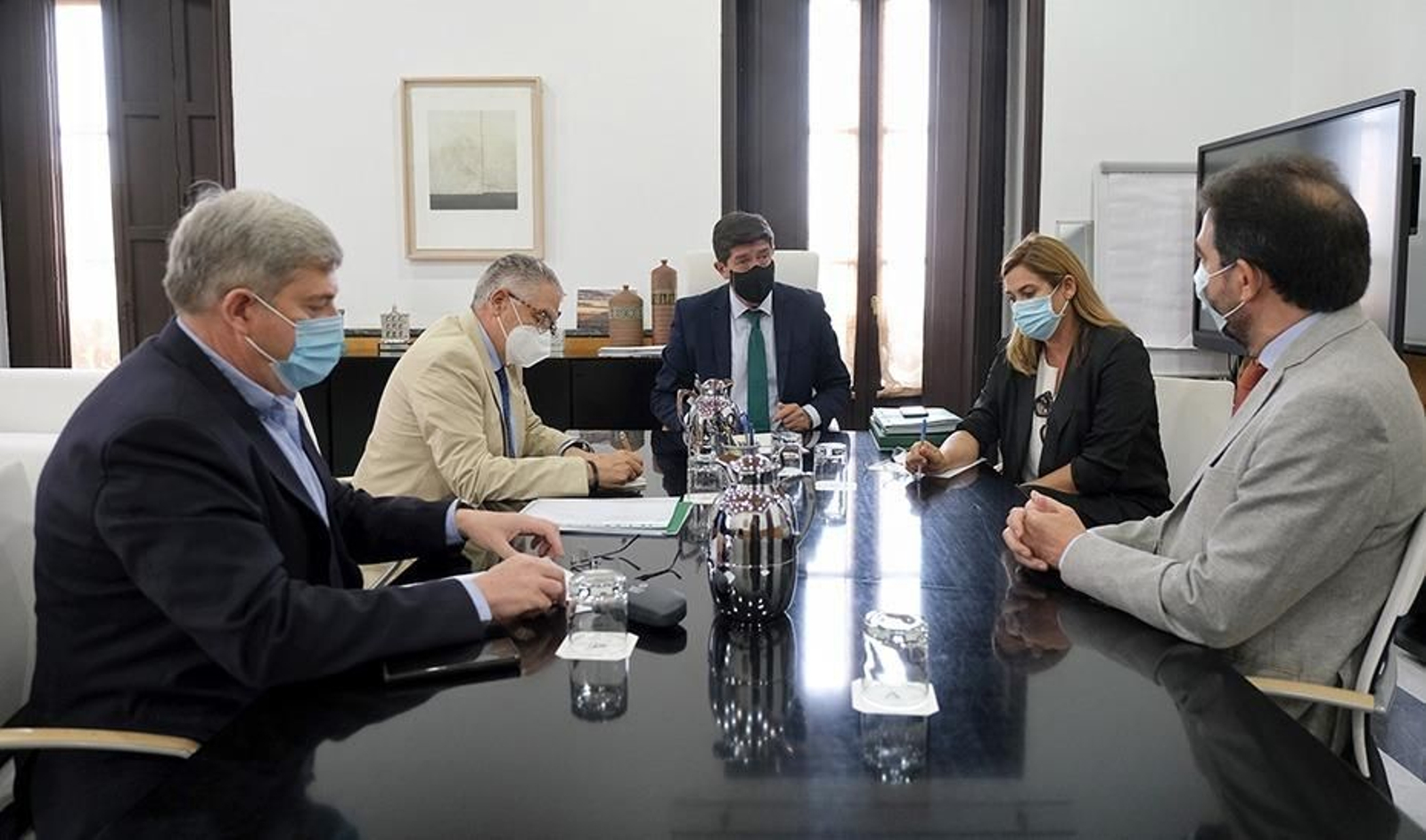El vicepresidente y consejero de Turismo de la Junta de Andalucía, Juan Marín, junto al secretario general de Turismo, Manuel Muñoz, y la directora general de Calidad Turística, Ana Ma García junto a los representantes de las agencias de viajes.