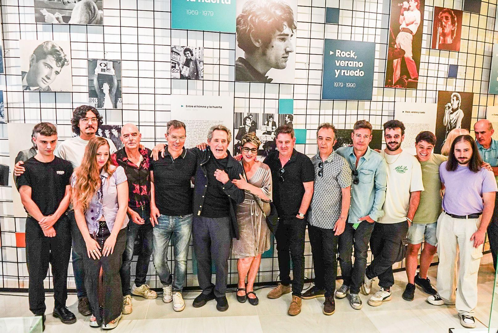 Miguel Ríos junto al resto de 'estrellas' en la inauguración de la muestra.