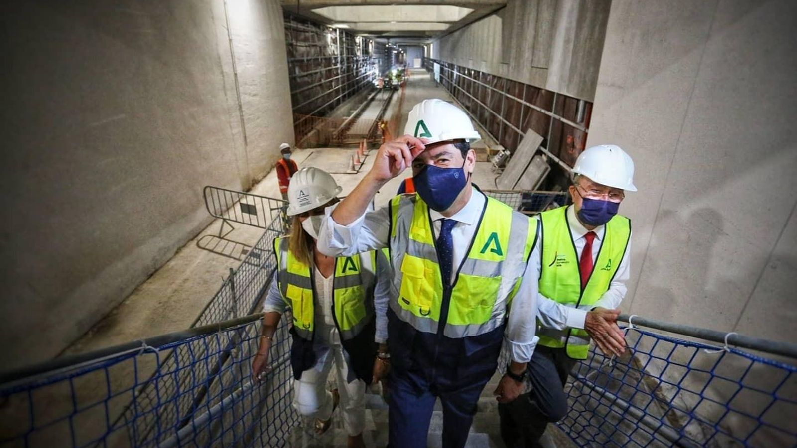Moreno Bonilla junto al alcalde de Málaga durante su visita a las obras del Metro.