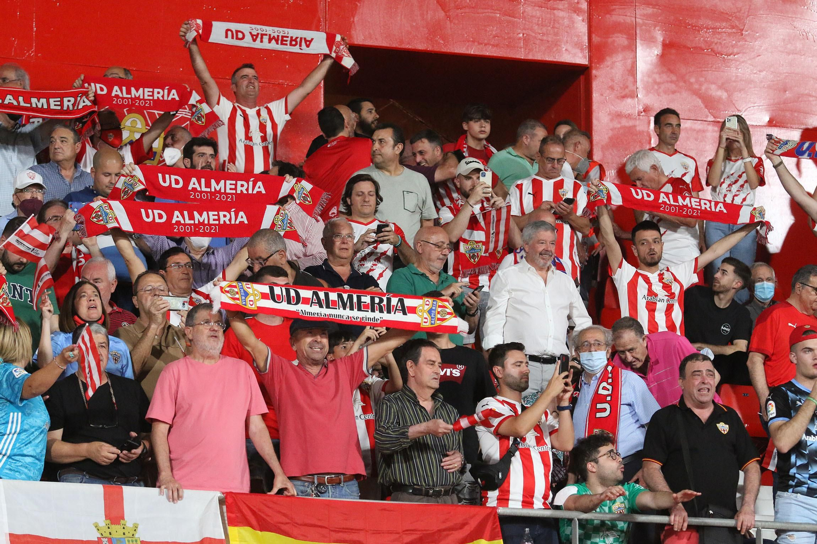 Las imágenes de la decepción de los aficionados del Almería