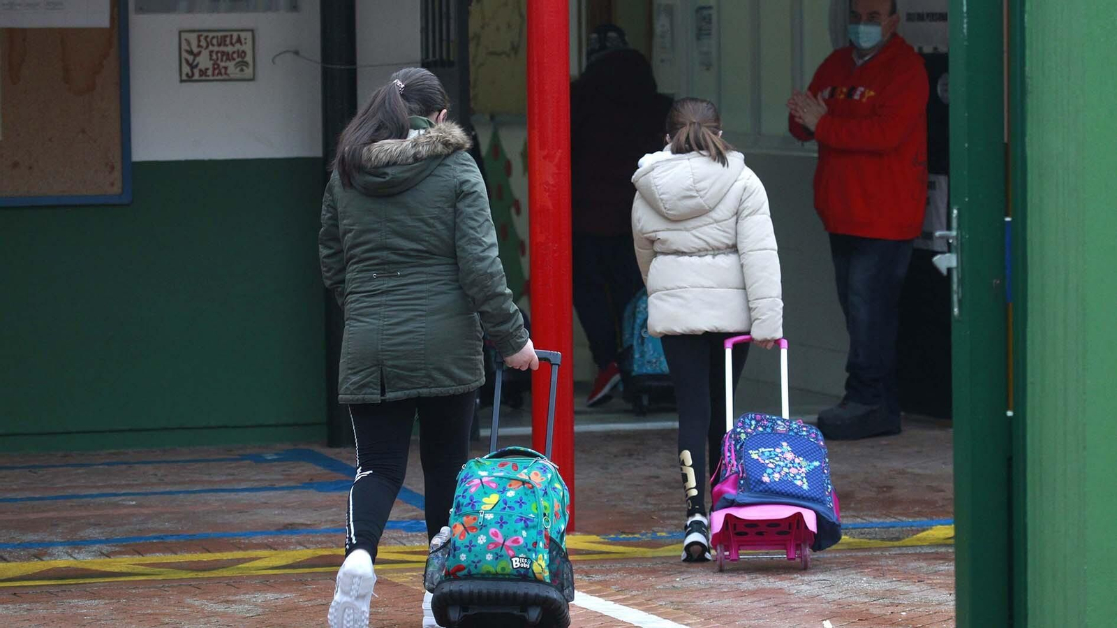 Entrada al colegio San Isidro Labrador en Los Barrios