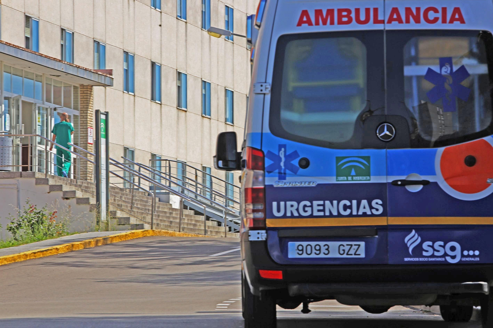 Una ambulancia ayer en los accesos al hospital de Jerez.