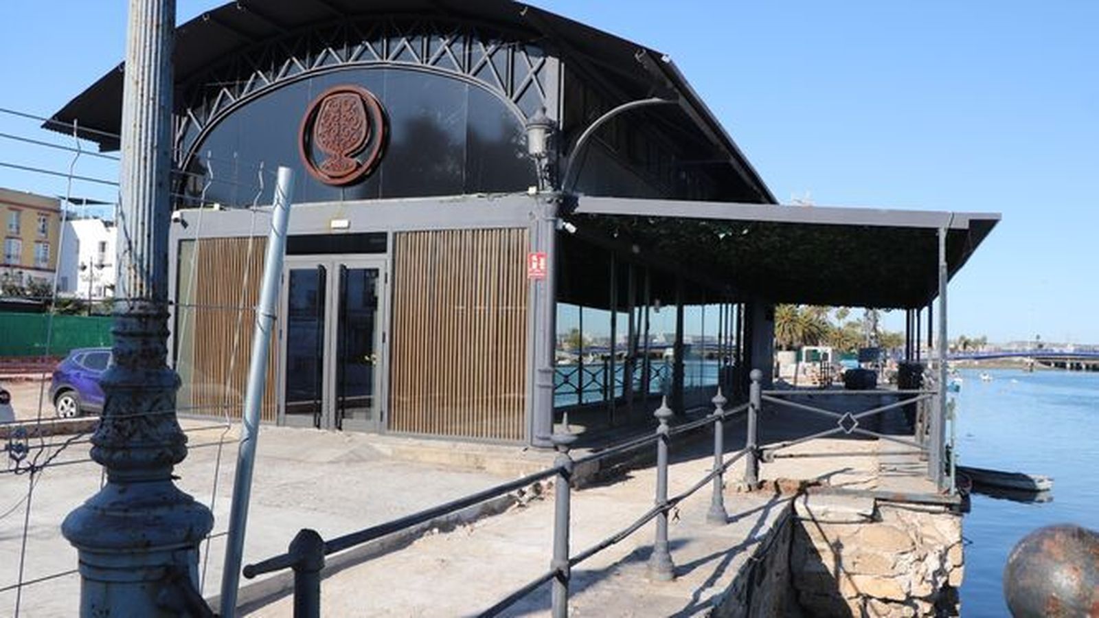 Una imagen del tinglado del muelle, donde Betilo reclama el respeto al patrimonio y el libre tránsito peatonal.