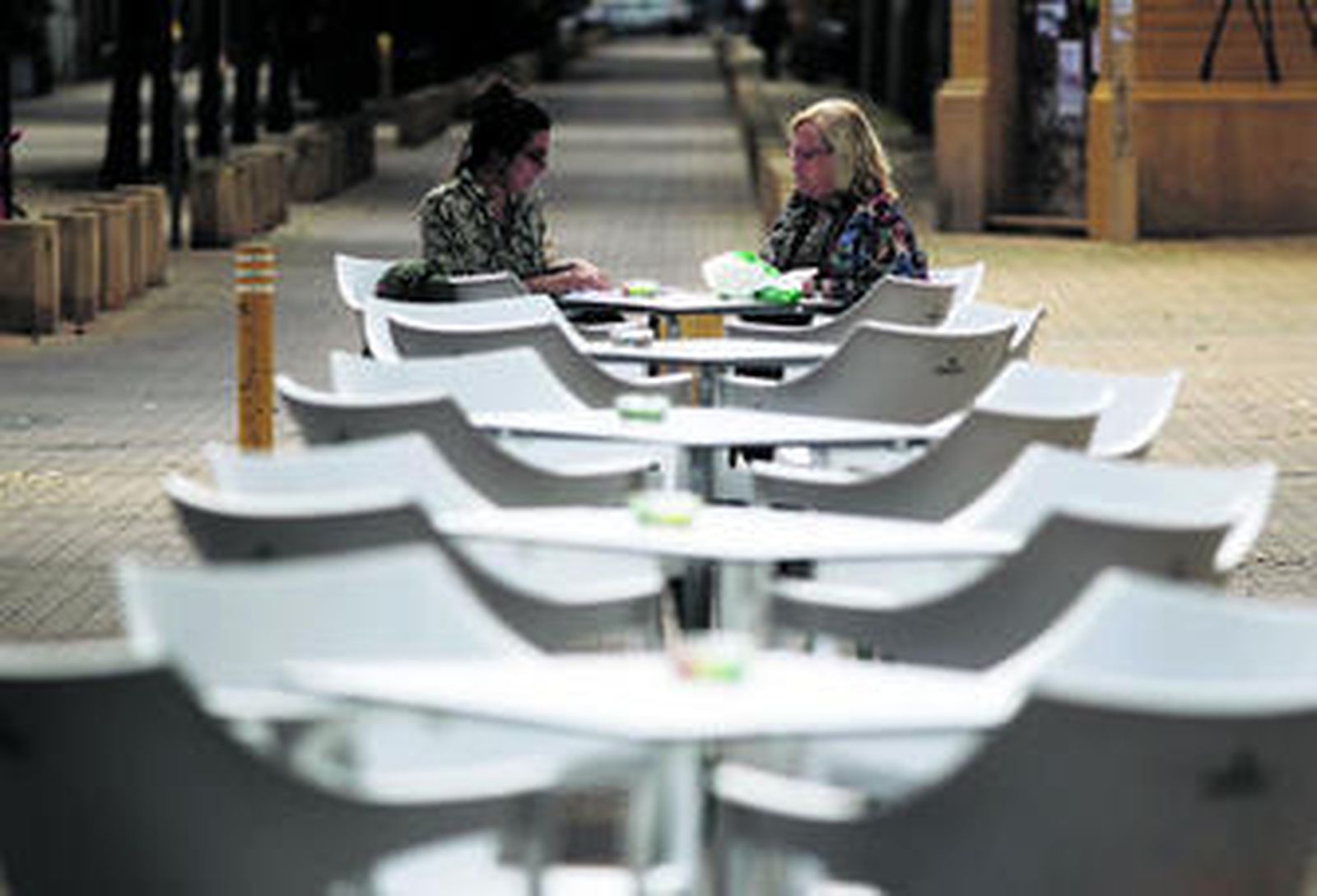 Una terraza de veladores en un bar del centro de la ciudad.