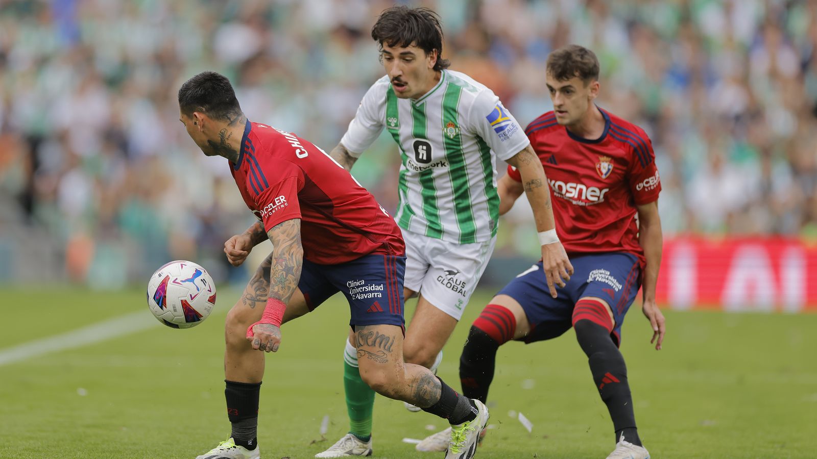 Bellerin pugna con Chimy Álvila y Oroz.