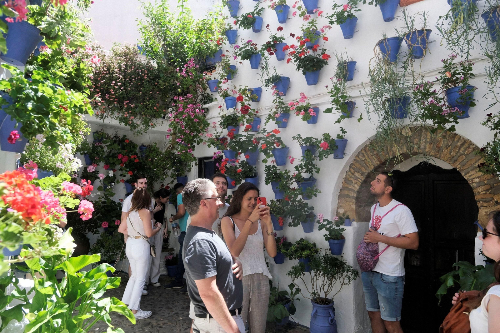 Los Patios de Córdoba se llenan de turistas en su primer fin de semana, en imágenes