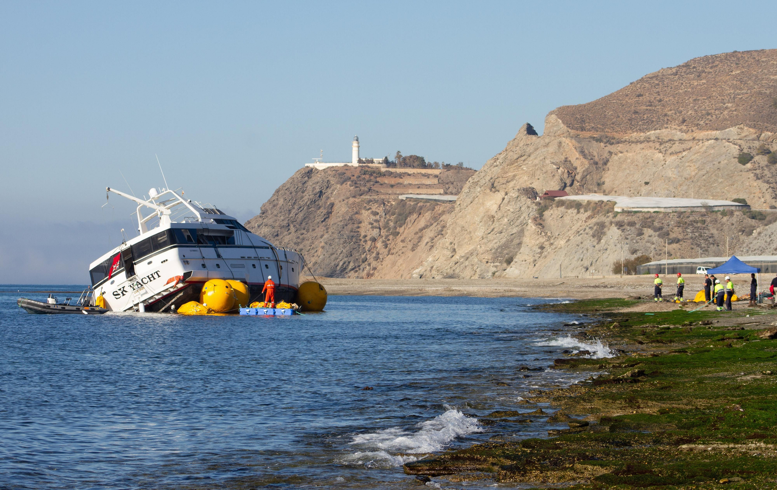 Así ha sido el trabajo de más de 8 horas para reflotar el yate encallado en Carchuna
