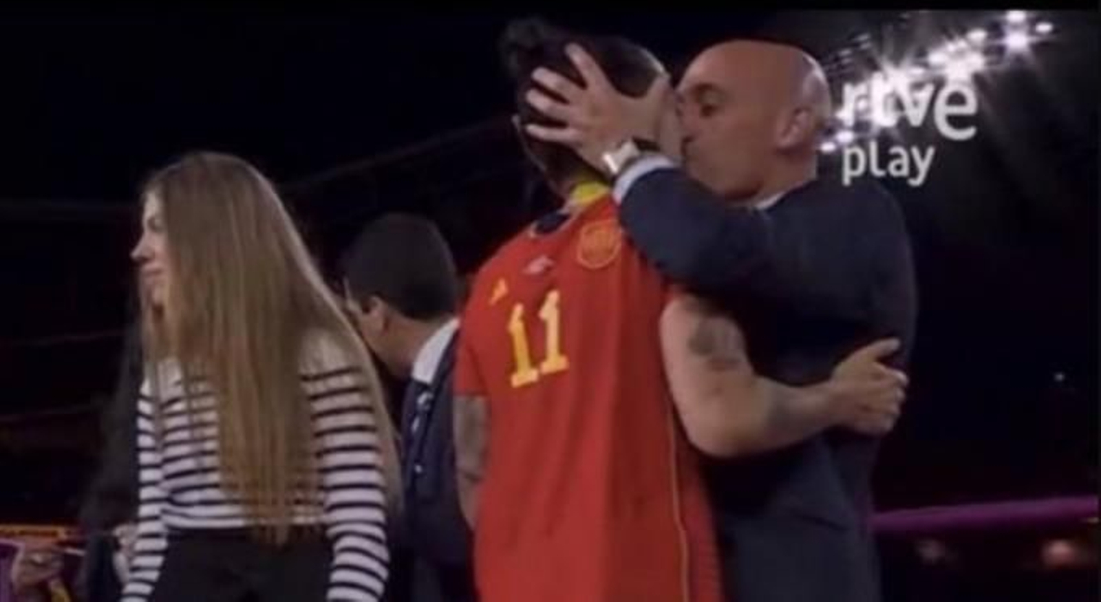 El presidente de la Federación de Fútbol, Luis Rubiales, dando un 'pico' a Jenny Hernández.