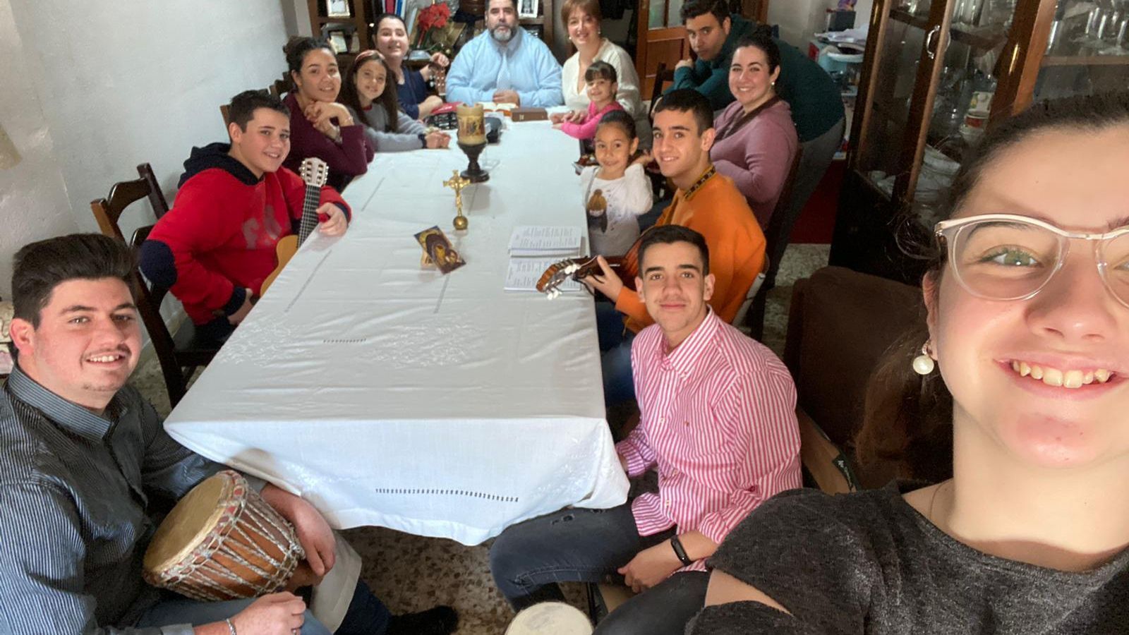 Un selfie familiar antes de iniciar un rezo.