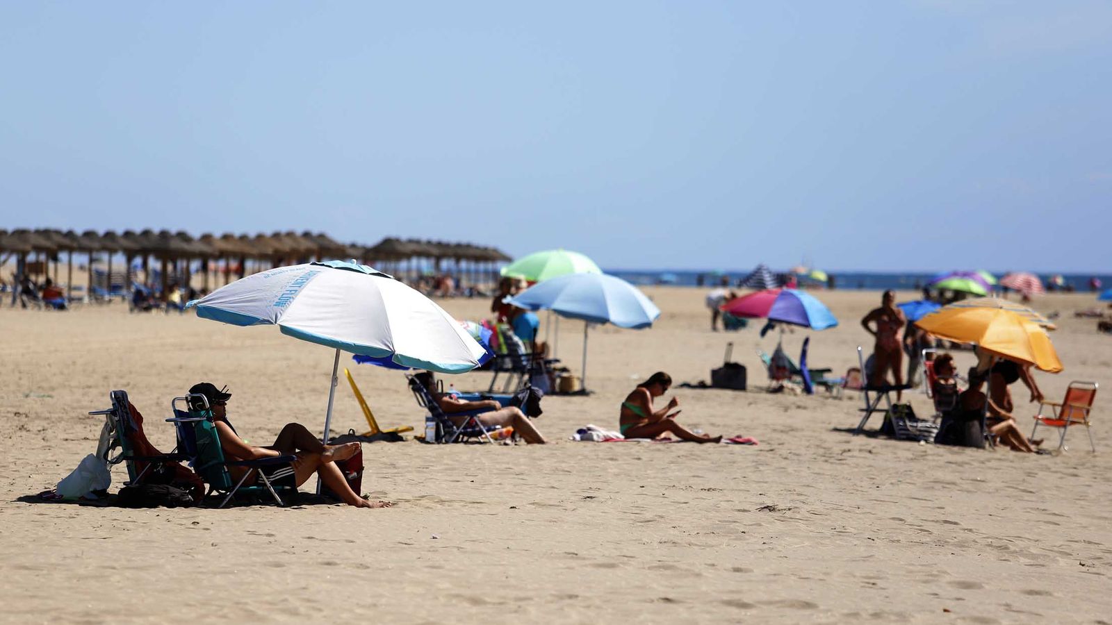 Sombrillas en la playa de Isla Canela.
