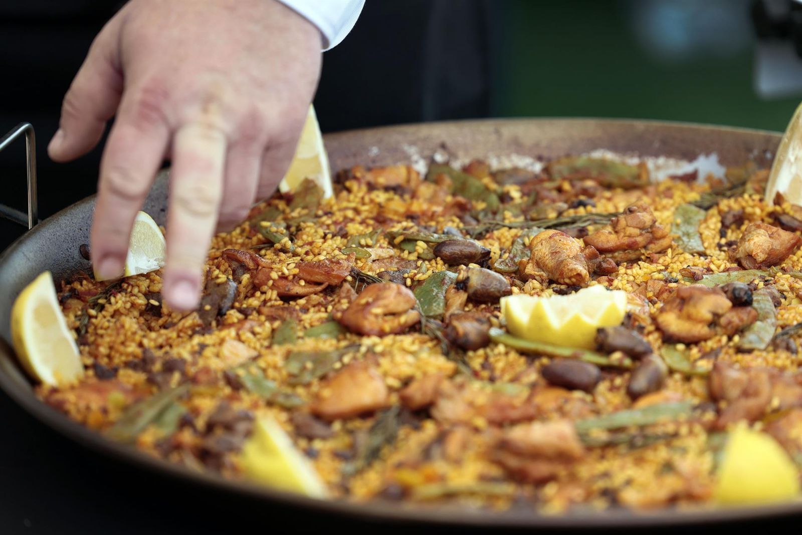 Detalle de una paella cocinada con motivo de la celebración del Día Internacional de la Paella
