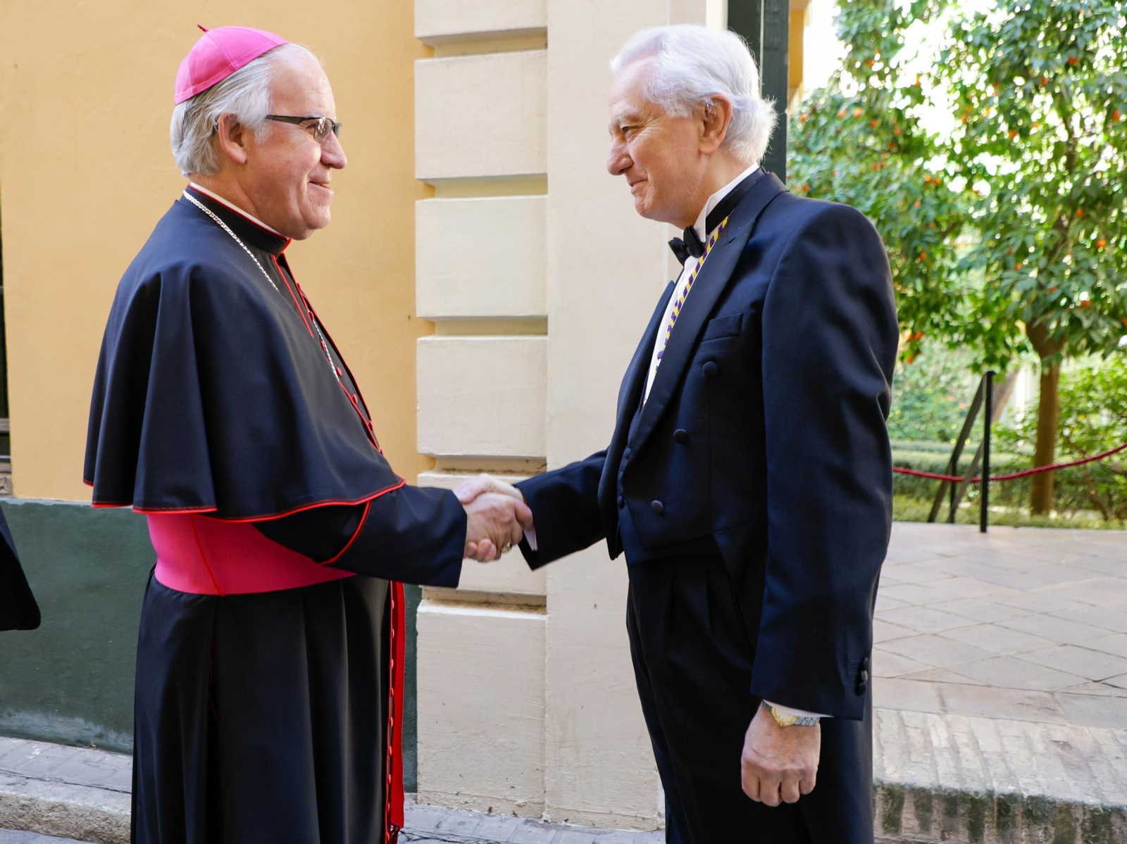Las imágenes del ingreso como académico de Erudición en la academia de Medicina del arzobispo José Ángel Saiz Meneses