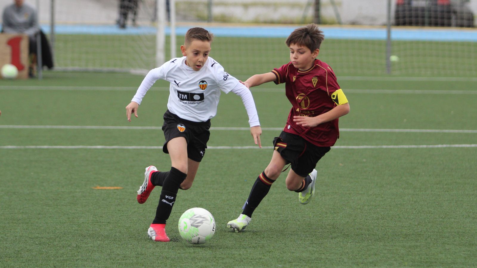Jugador del Valencia se marcha de uno del Cádiz durante la fase de grupos.