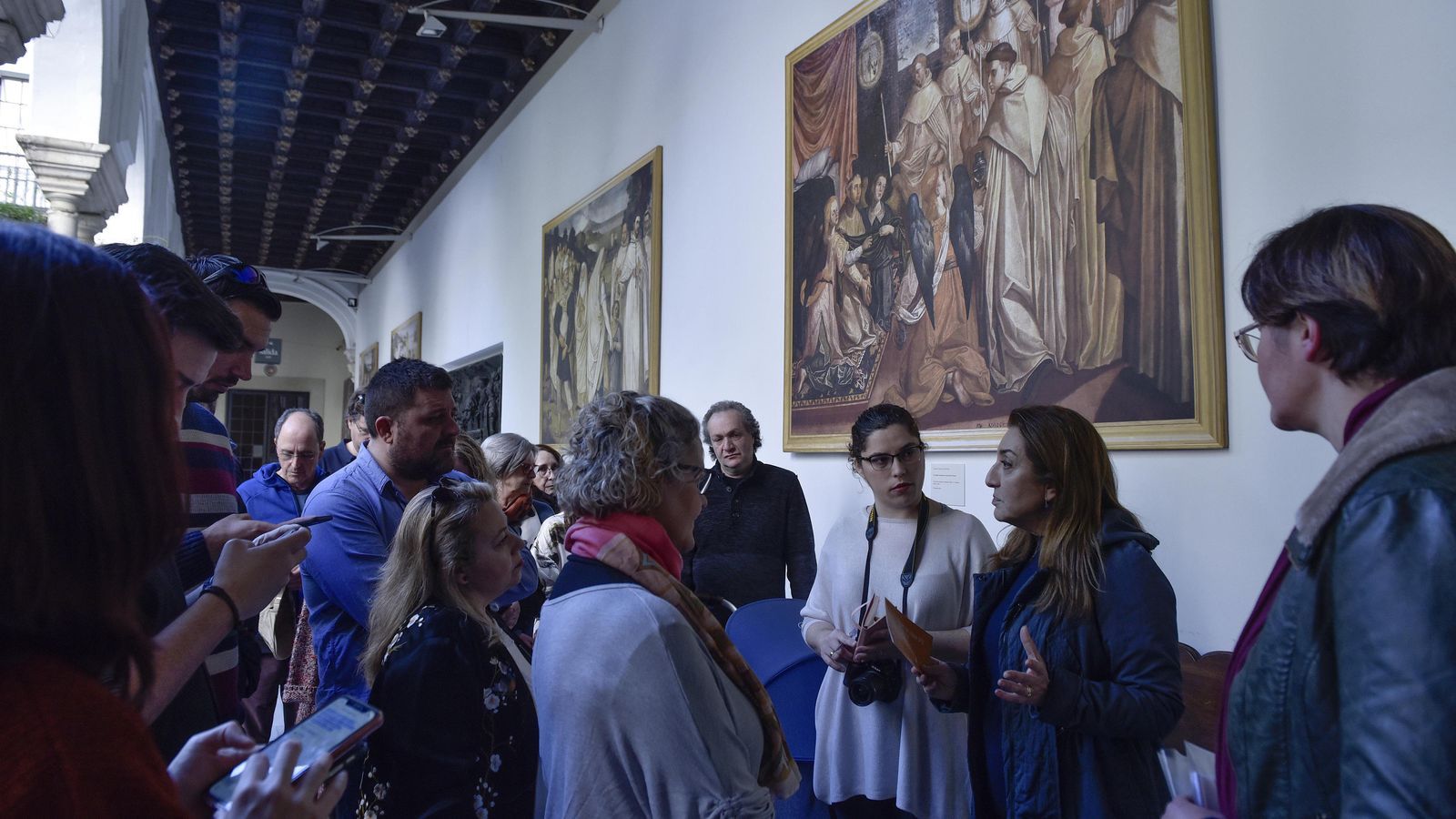 Los blogueros atienden las explicaciones de Valme Muñoz