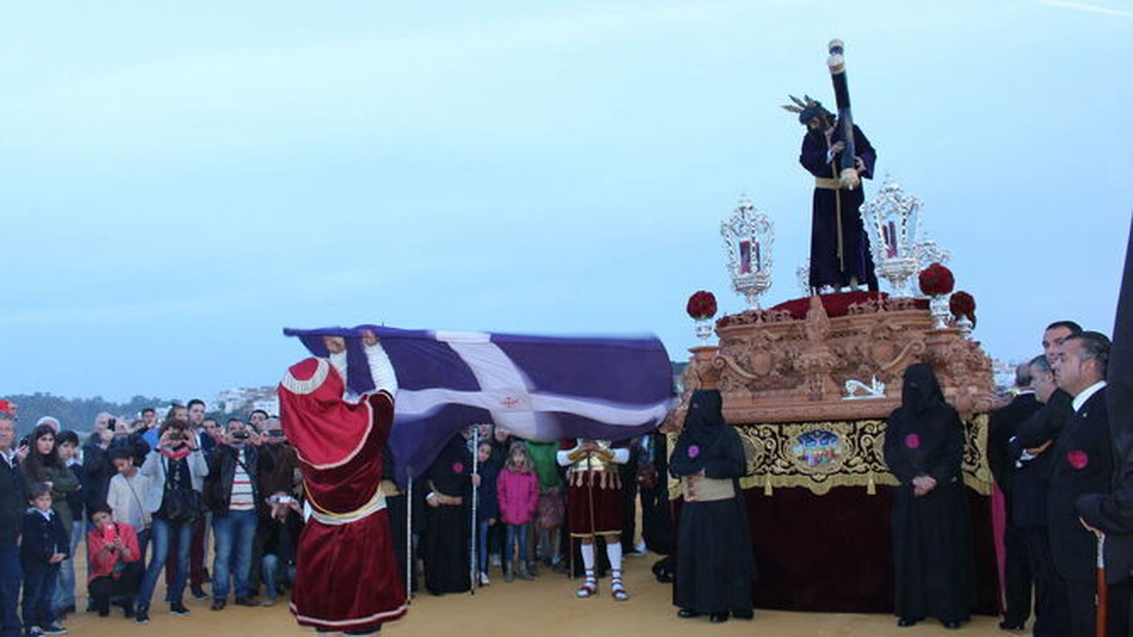 Revoleo de la bandera cuando Jesús Nazareno, de Alcalá de Guadaíra, llega al Calvario el Viernes Santo por la mañana