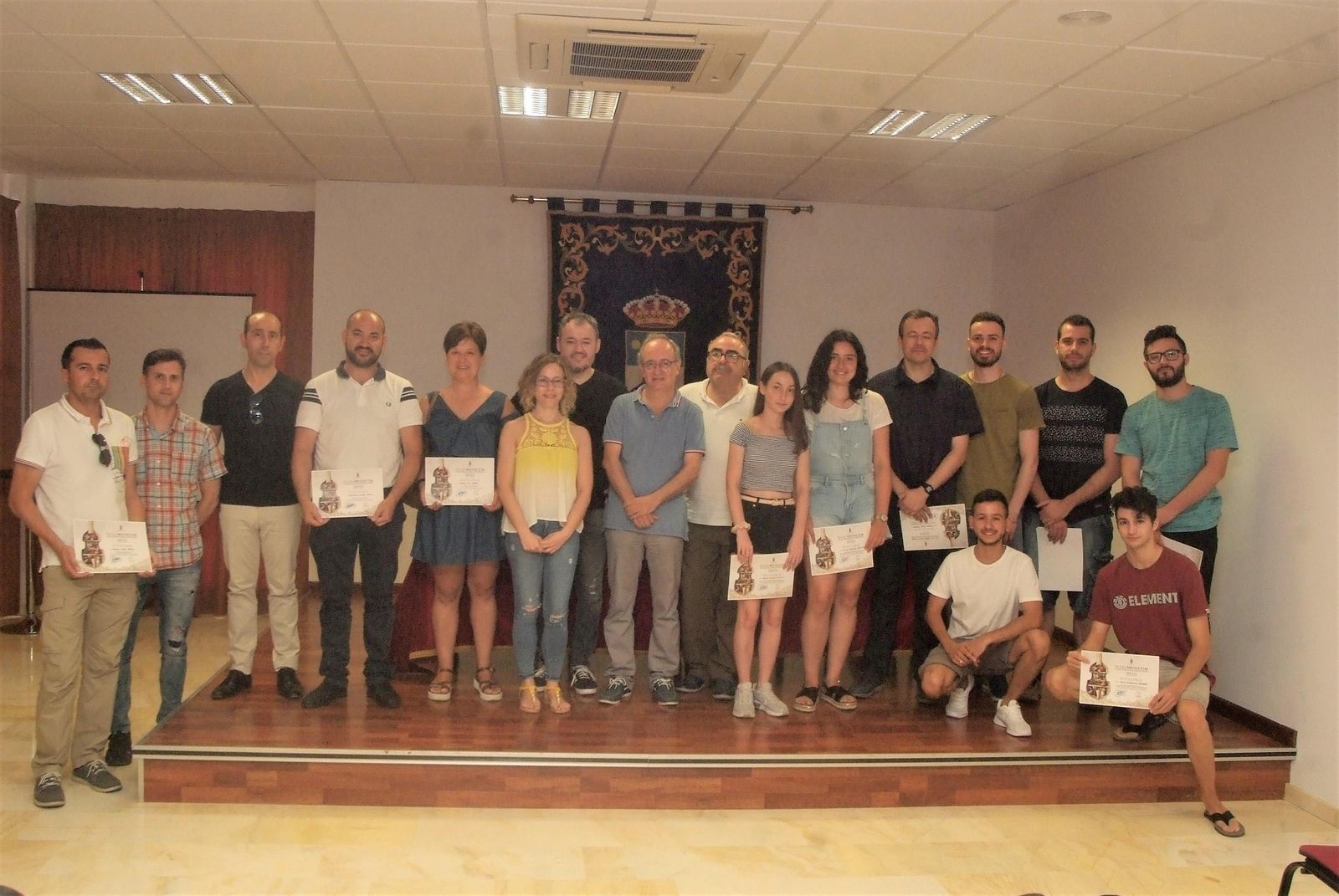 Alumnos de guitarra y fotografía con sus diplomas.