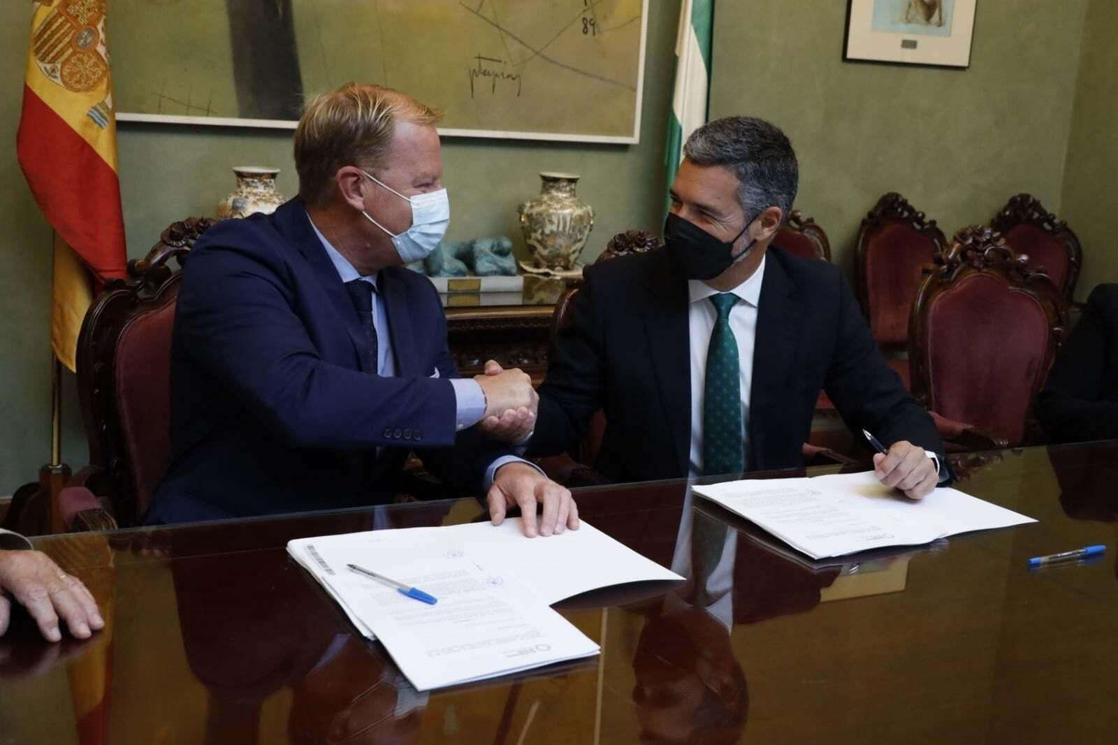 El alcalde de Rota y el responsable del Grupo Hotel Playa de la Luz, en la firma del contrato.