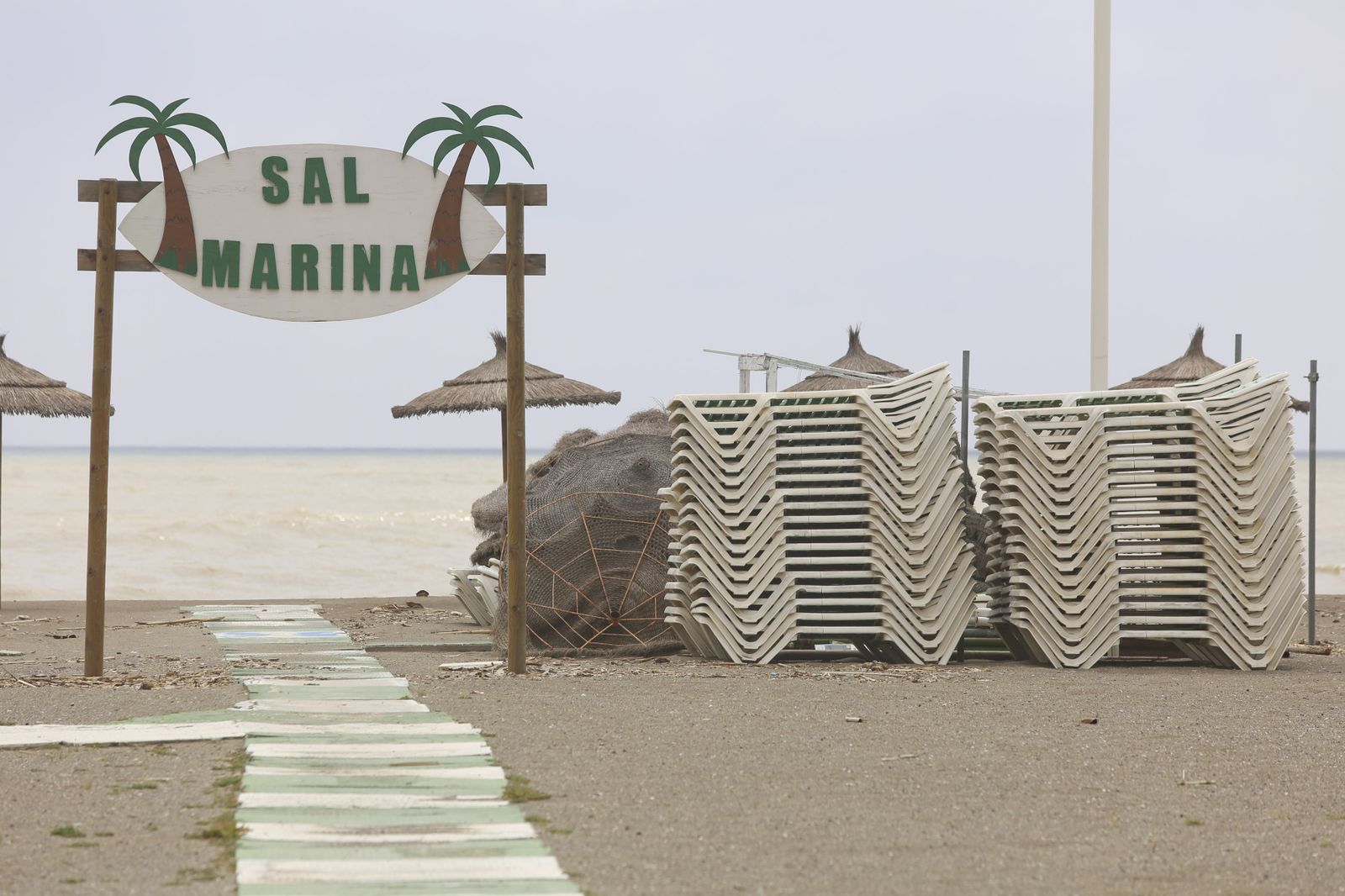 Playas cerradas en Torremolinos, la imagen del coronavirus en Málaga