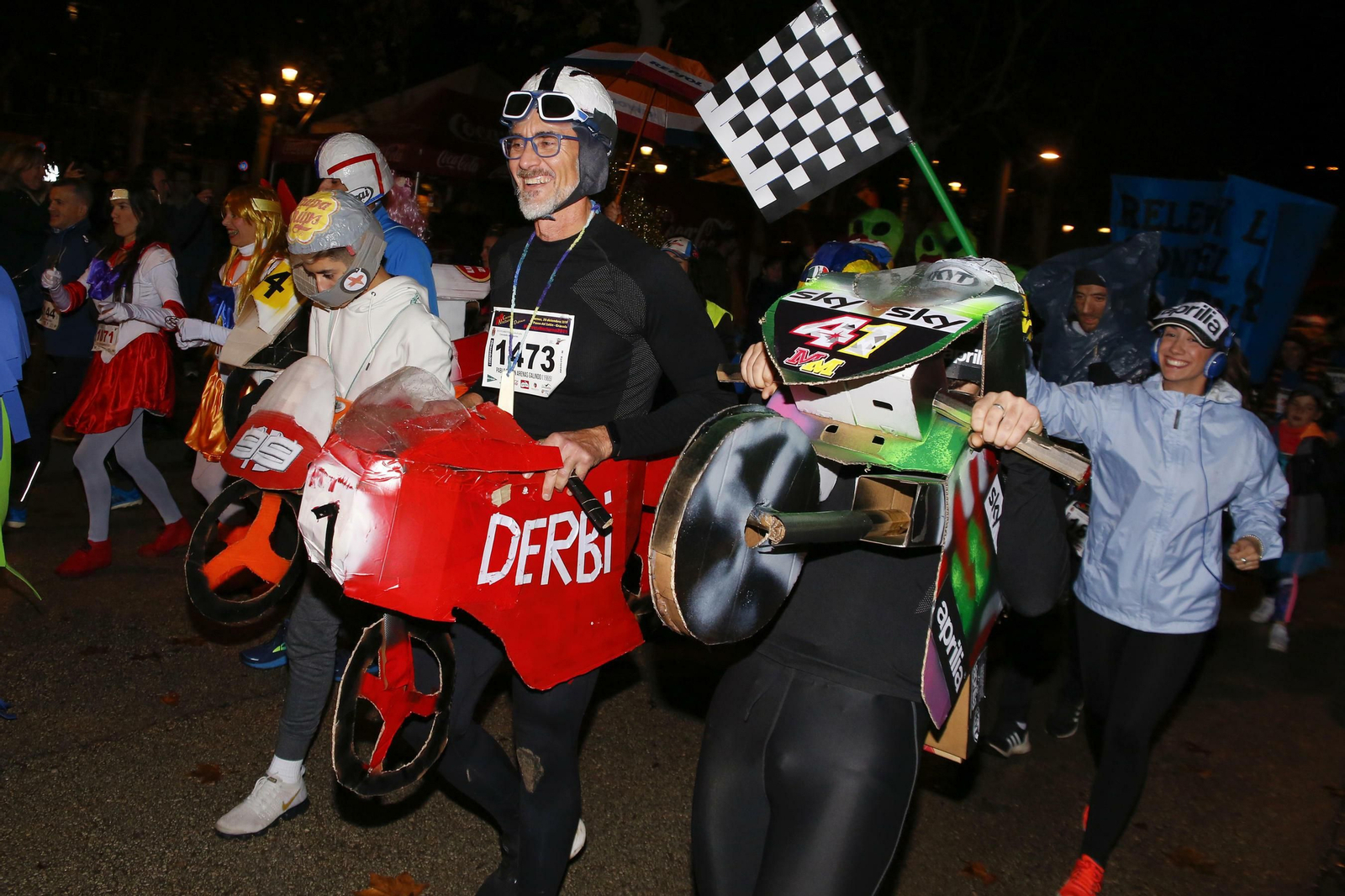 Las imágenes de los mejores disfraces en la Carrera de la Suerte de Granada