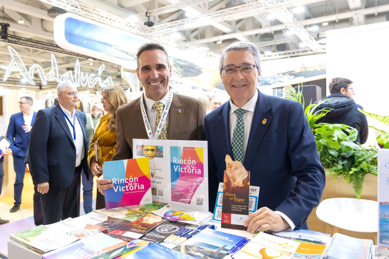 Antonio José Martín, concejal de Turismo, y Francisco Salado, alcalde de Rincón de la Victoria.