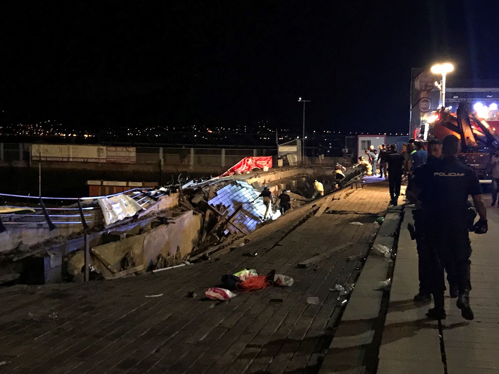 Imágenes de la caída al mar de los asistentes al festiva O Marisquiño