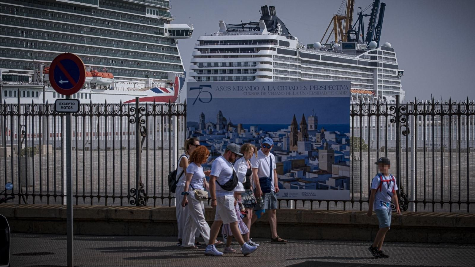 El lunes pasado coincidieron en Cádiz tres cruceros de manera simultánea, algo poco habitual en un mes de agosto.