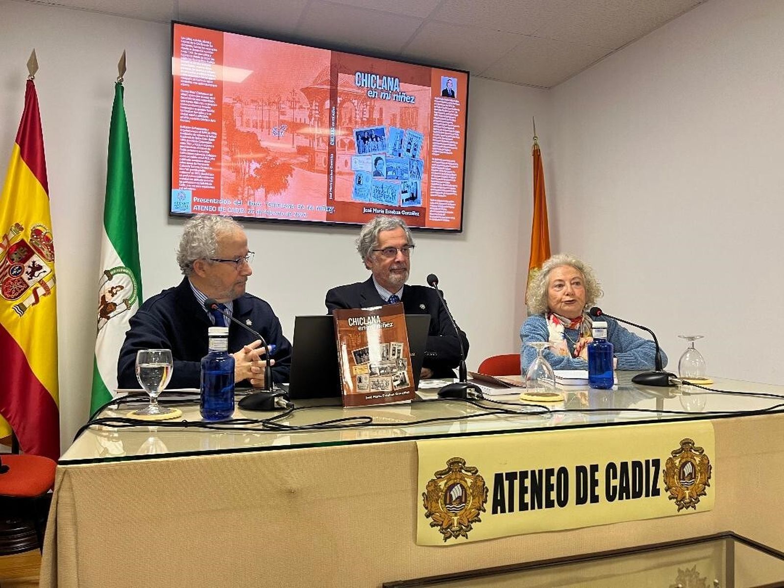José María Esteban, José Almenara y Teresa Sánchez, en el Ateneo de Cádiz, durante la presentación del libro ‘Chiclana en mi niñez’.