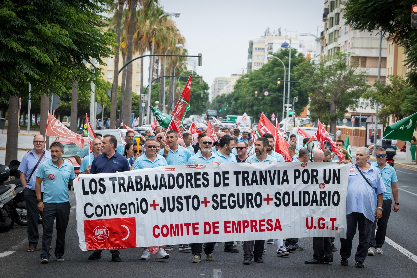 Trabajadores de los autobuses urbanos de Cádiz manifestándose por la avenida principal de la ciudad.