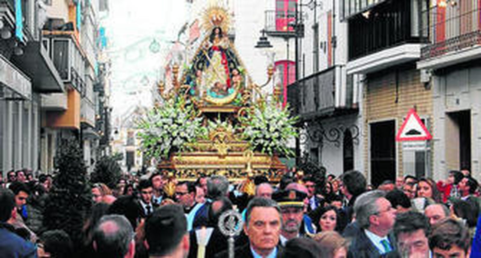 La imagen recorre el centro de la localidad entre cientos de devotos.