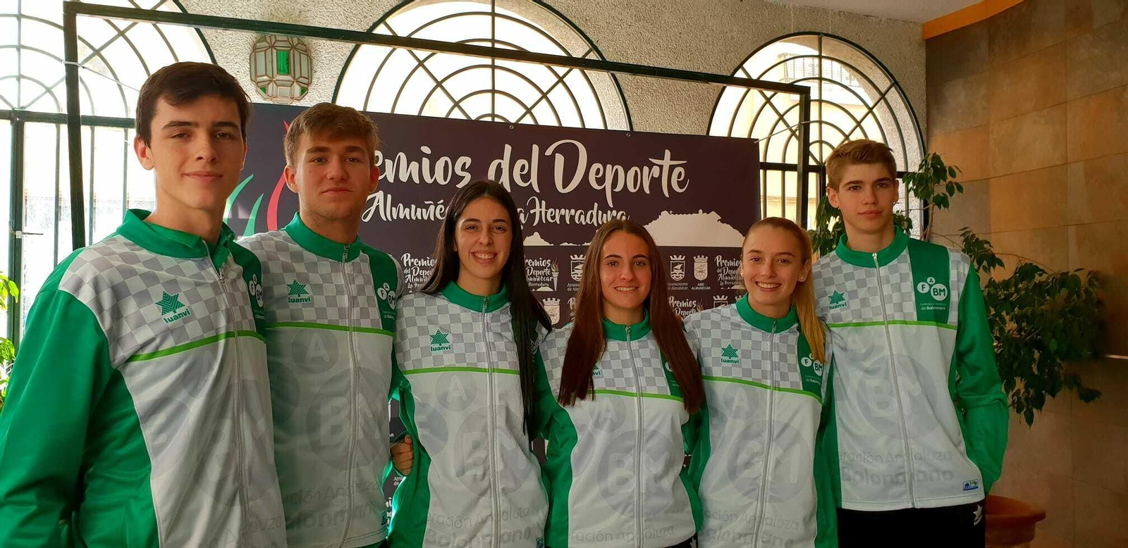 Los seis jugadores algecireños, antes de partir hacia Cantabria