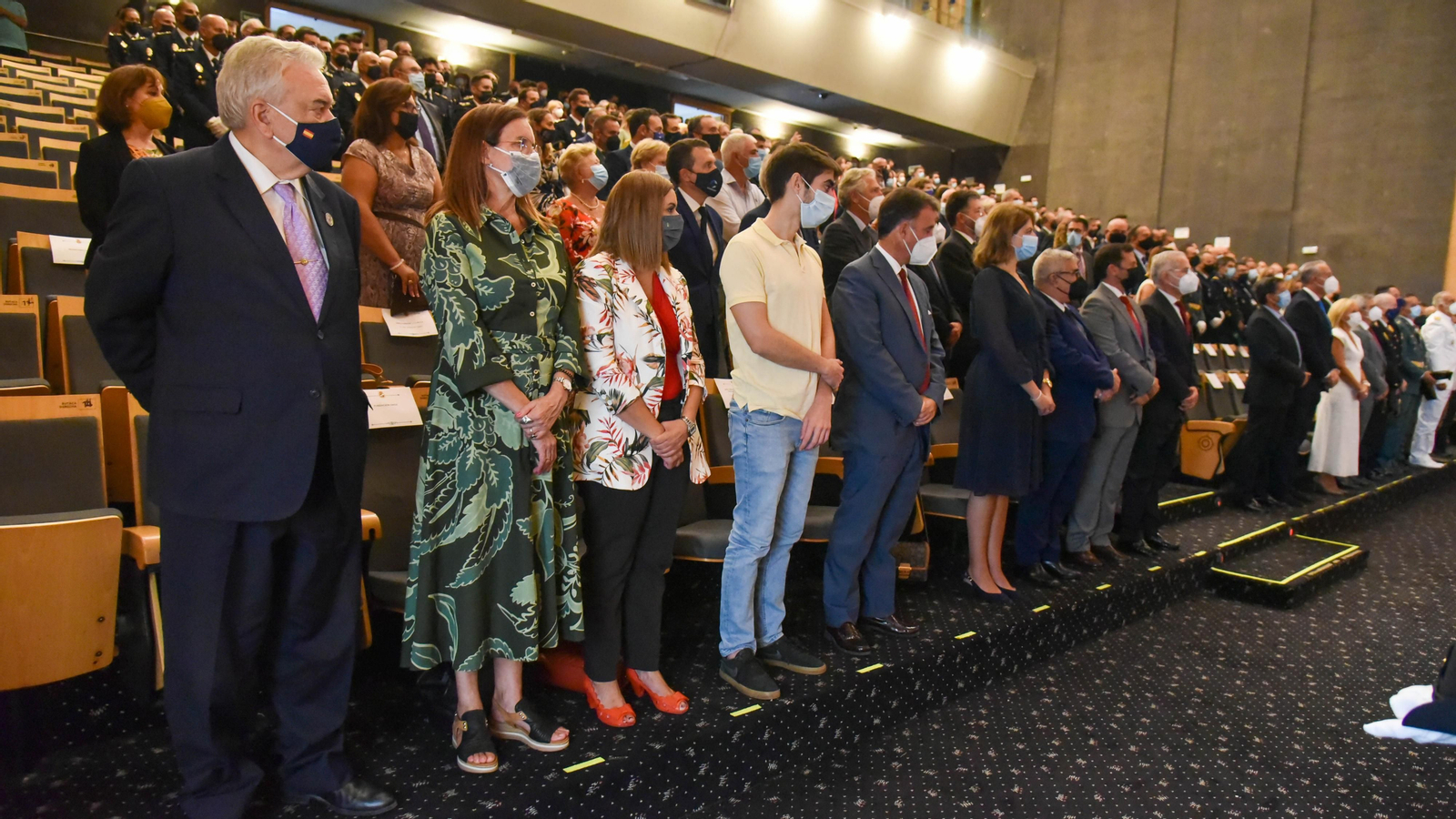 Las fotos de la entrega de medallas por el Dia de la Policía Nacional