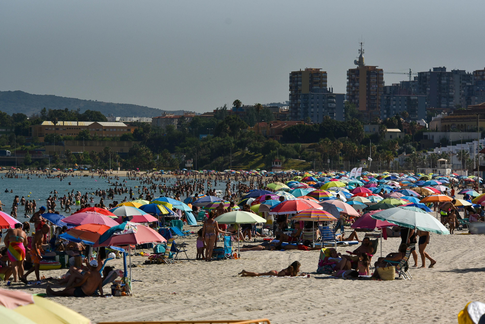Fotos de la tarde en la playa del El Rinconcillo en plena ola de calor