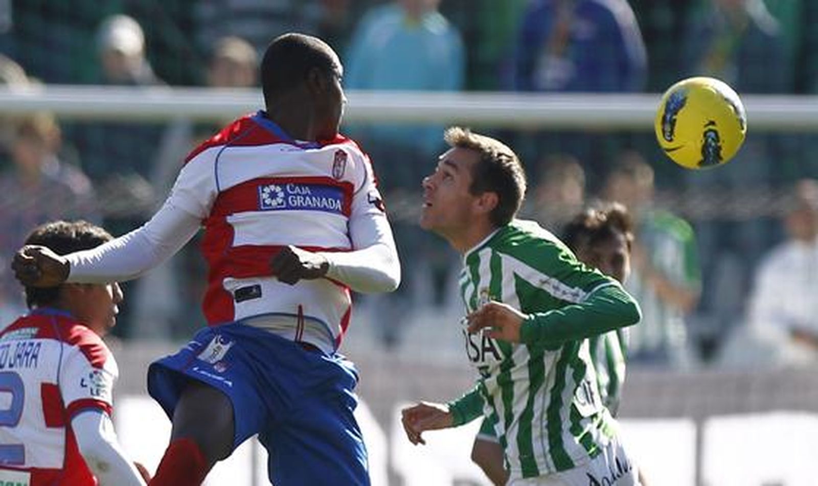 El Granada aprovecha el empuje del nuevo entrenador para vencer al Betis, que realizó una mala primera parte.

Foto: Antonio Pizarro