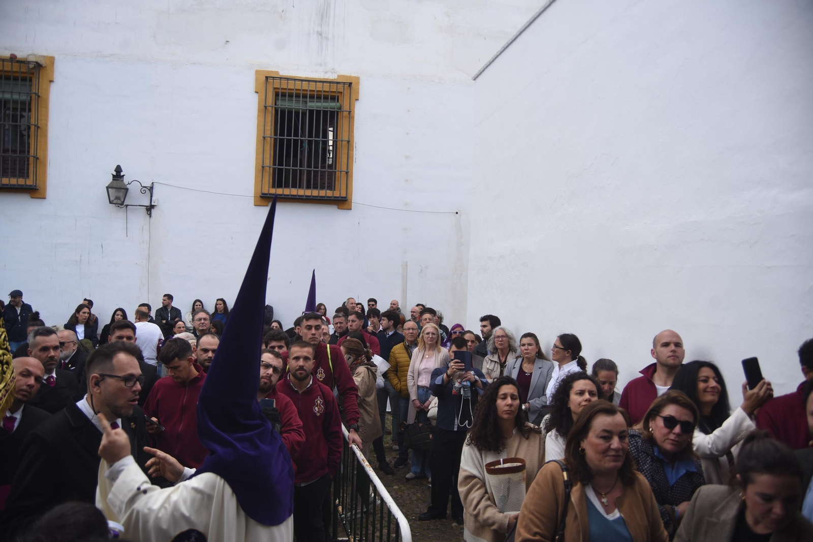 Recogimiento y lágrimas tras la suspensión de la procesión del Císter en este Martes Santo de Córdoba